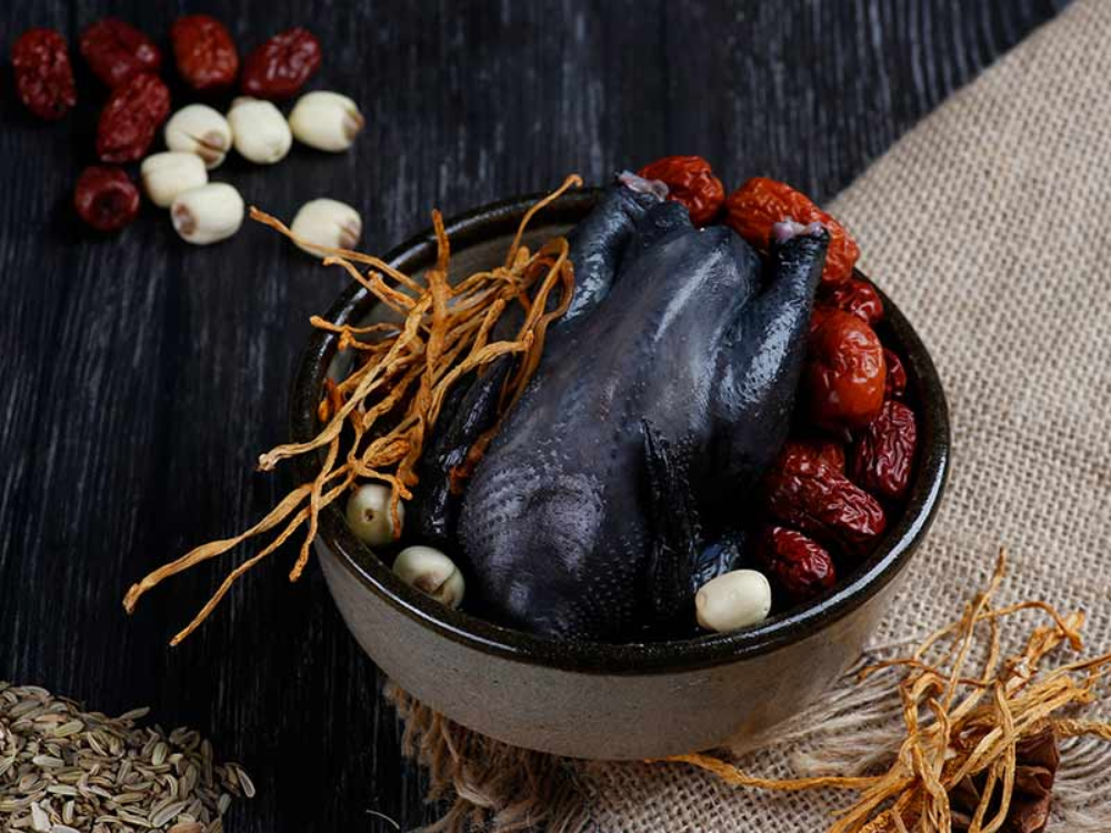 3. Hầm gà ác với Đông Trùng Hạ Thảo
