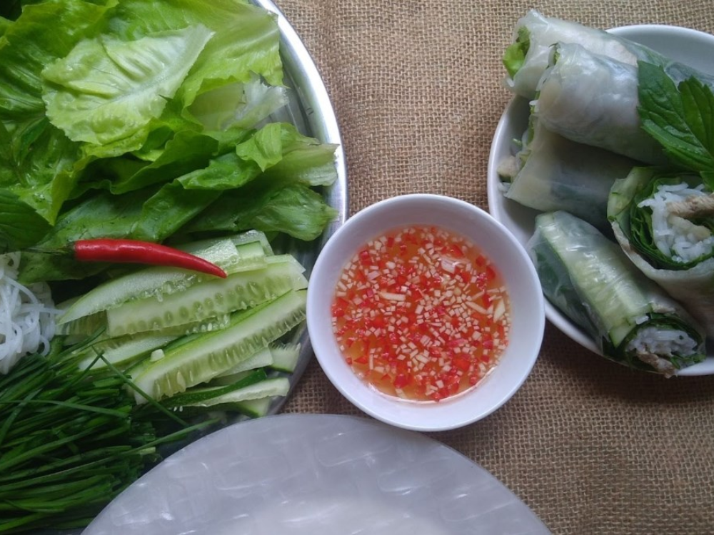 3. Thịt luộc cuốn bánh tráng chấm nước mắm tỏi ớt