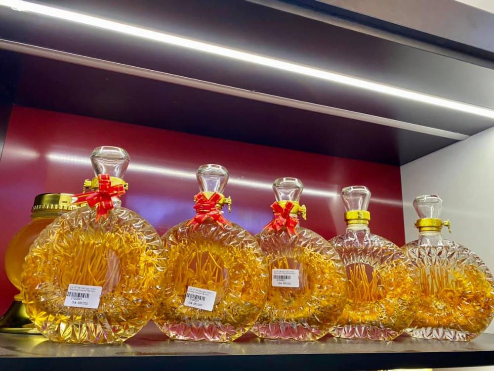 4. Ngâm rượu Đông Trùng Hạ Thảo