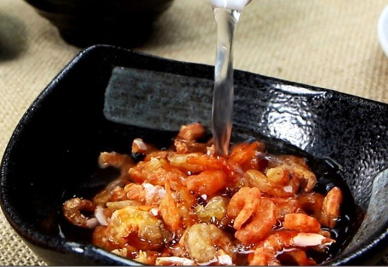 Thử ngâm tôm khô trong nước