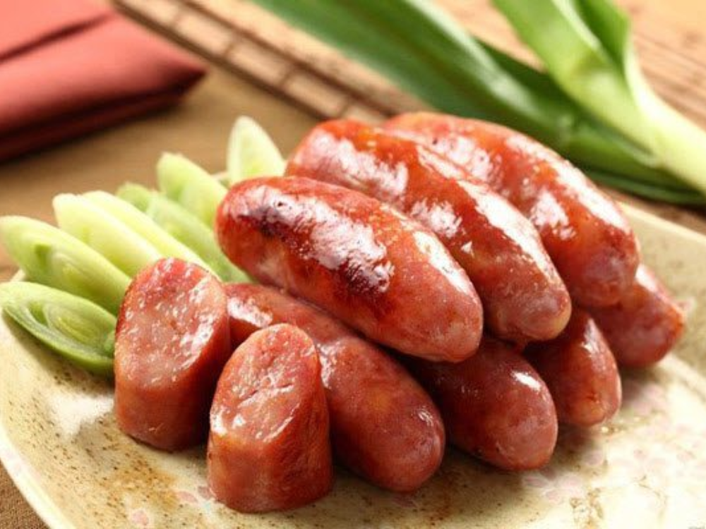Những nguy cơ tiềm ẩn khi ăn quá nhiều lạp xưởng