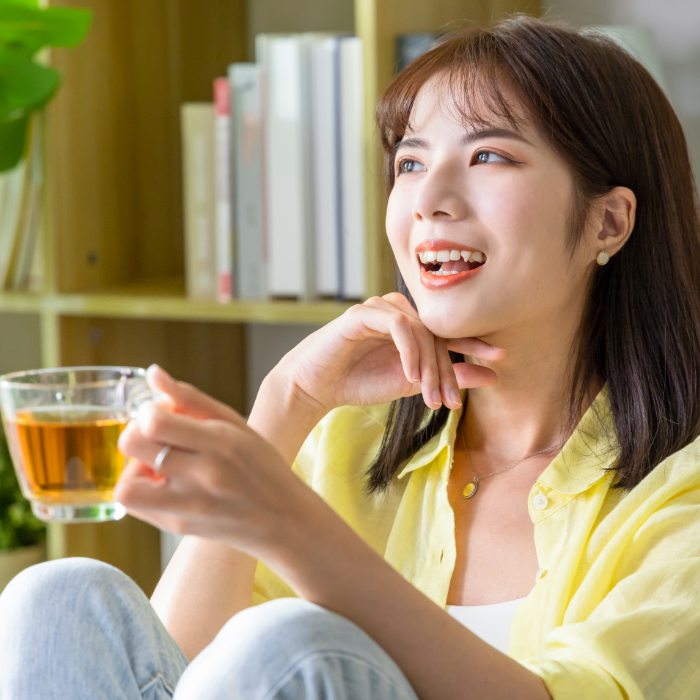 Tại Sao Giới Trẻ Đang Quay Lại Uống Trà Thay Vì Cà Phê?