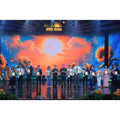 Giao lưu nghệ thuật “Theo ánh bình minh”, hỗ trợ nạn nhân chất độc da cam
